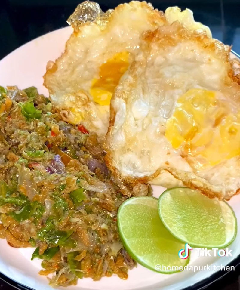 Sambal Toktok dengan Telur Mata